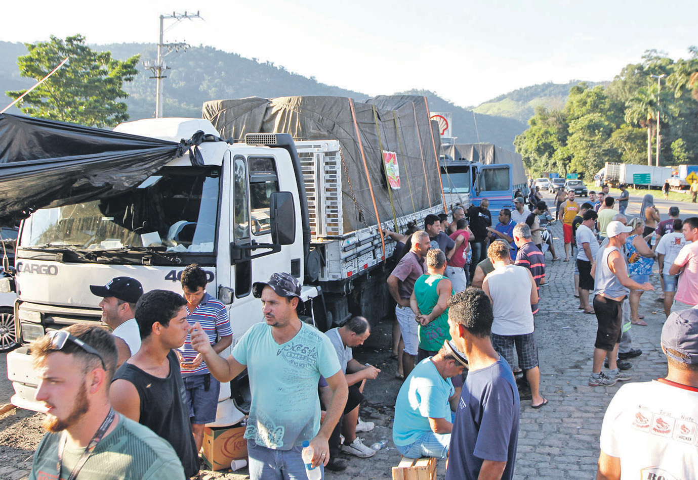 Caminhoneiros em paralisação na BR-101, em Viana (Foto: Rodrigo Gavini)