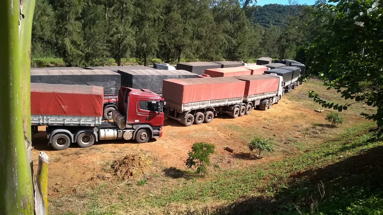 Carretas paradas em Brejetuba (Foto: Iago Miranda)
