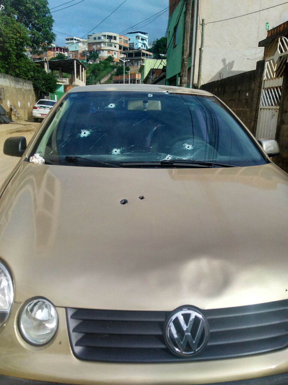 Carro atingido por disparos. (Foto: Leone Oliveira)