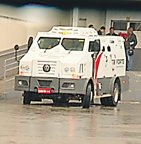 Carro-forte que deixava malote. (Foto compartilhada via WhatsApp)