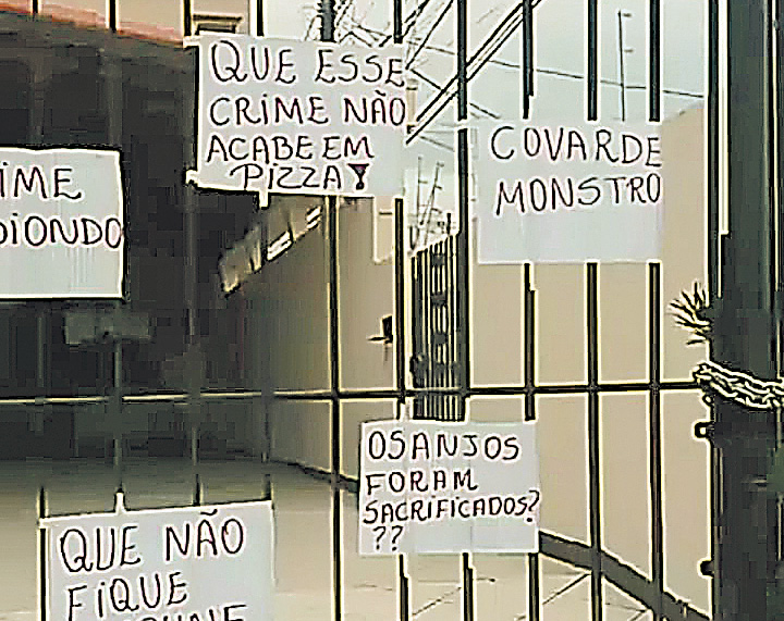 Cartazes colocados nas grades. Foto compartilhada via WhatsApp