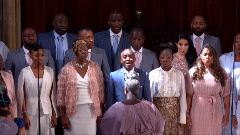 Coral gospel, formado por integrantes negros, cantou