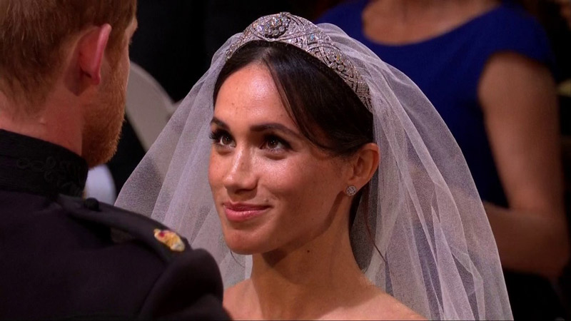 Meghan Markle, agora duquesa, observa o noivo (Foto: Reprodução TV)