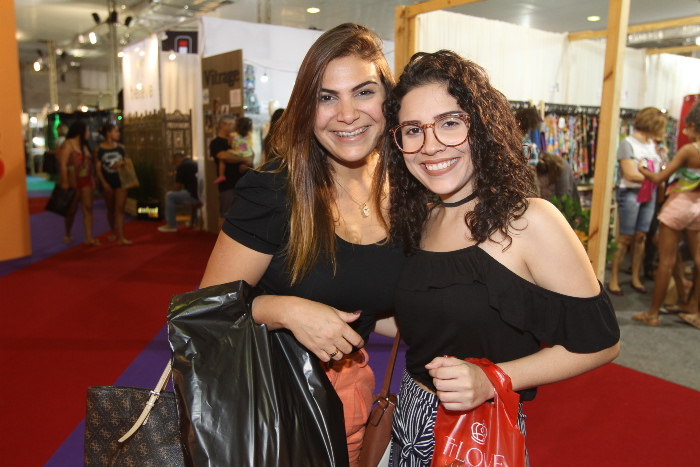 As irmãs Vanessa Ferreira, 30 e Paola Ferreira, 25 anos compareceram ao Exagerado, que rola no Pavilhão de Carapina, na Serra. (Foto: Dayana Souza)