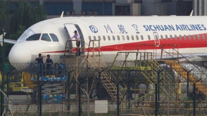 Funcionários inspecionam a aeronave após pouso de emergência. (Foto: Reprodução)