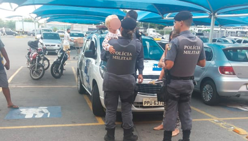 O menino, de cerca de dois anos, foi abandonado em um ponto de ônibus na Serra. (Foto: Divulgação)