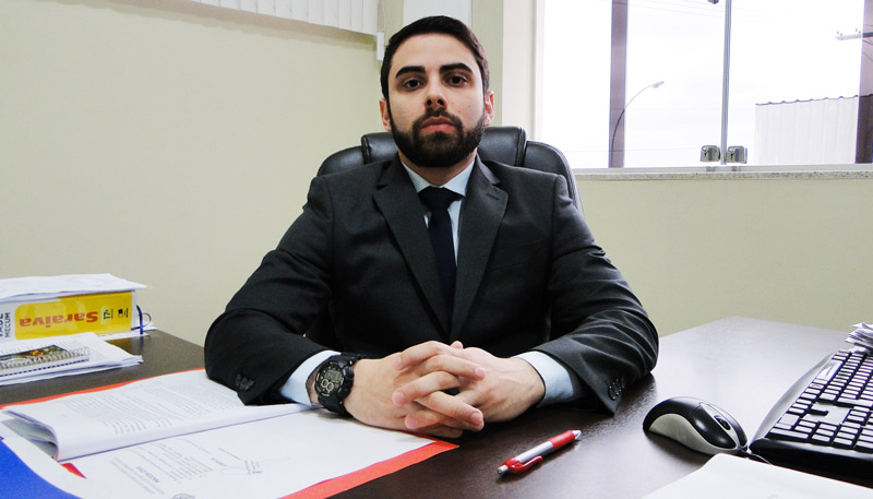 O delegado André Jaretta não descarta a possibilidade de realizar uma reconstituição da tragédia que resultou na morte das duas crianças. (Foto: Wilton Junior/AT)
