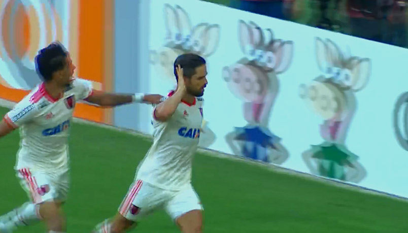 Criticado pela torcida, Diego comemorou colocando a mão sobre o ouvido (Foto: Reprodução)