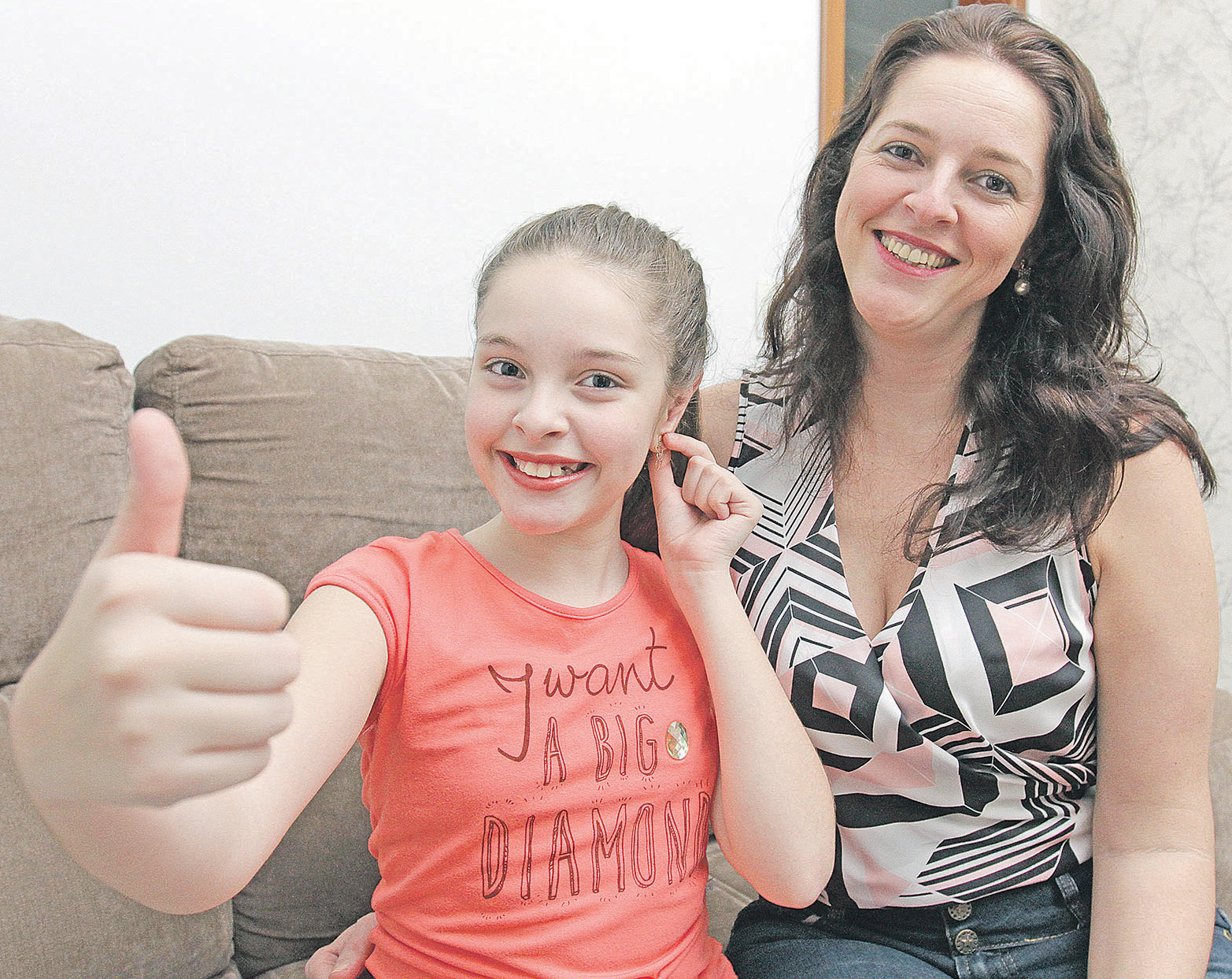 A técnica de enfermagem Elisabeth Uliana diz que filha Beatriz, de 10 anos, está muito mais feliz após cirurgia para corrigir orelha de abano. (Foto: Beto Morais)