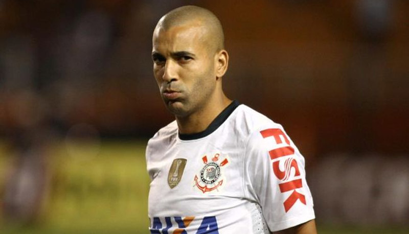 Jogador tocou a mão na bola fora da área e foi punido (Foto: Divulgação)