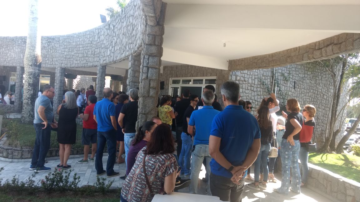 Familiares e amigos se despedem da empresária Simone Venturini Tonani (Foto: Simony Giuberti)