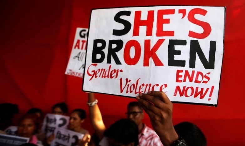 Indianos erguem cartazes em protesto contra estupros recentes no país. (Foto: Reprodução)