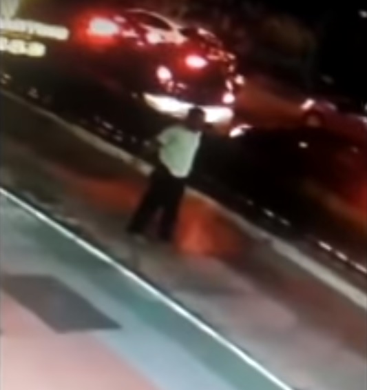 Imagens de câmeras de videomonitoramento registraram o momento em que Felipe joga a barra. (Foto: Reprodução de vídeo)