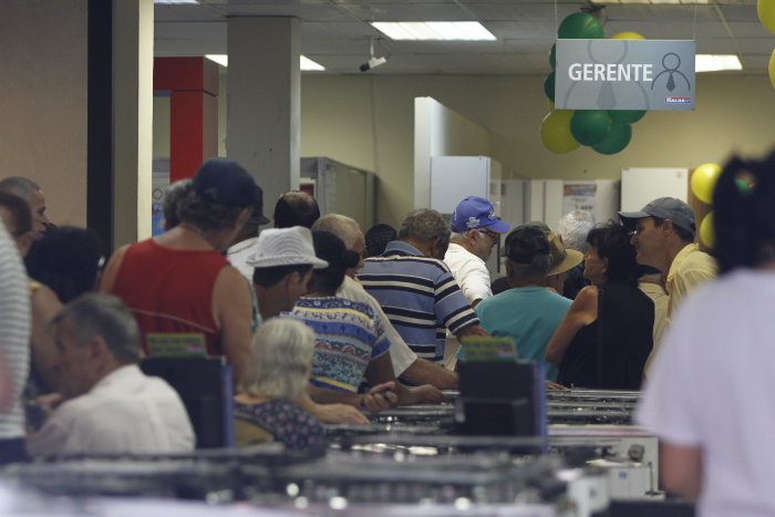 Filas para pagar conta de energia se formaram com o fim do convênio da EDP com o Banestes. (Foto: Antonio Moreira)