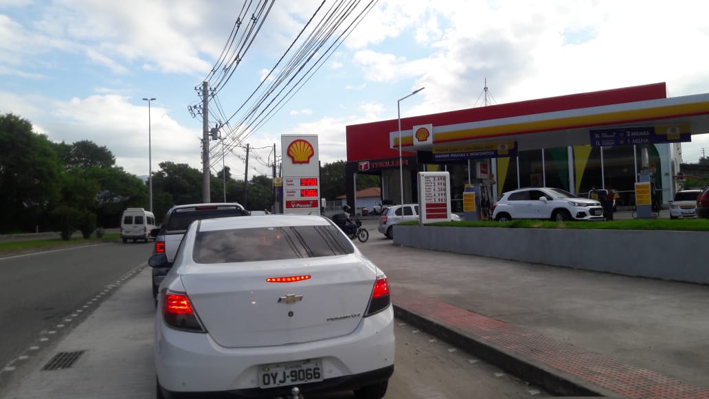 Fila em posto de gasolina (Foto: Weslei Radavelli)