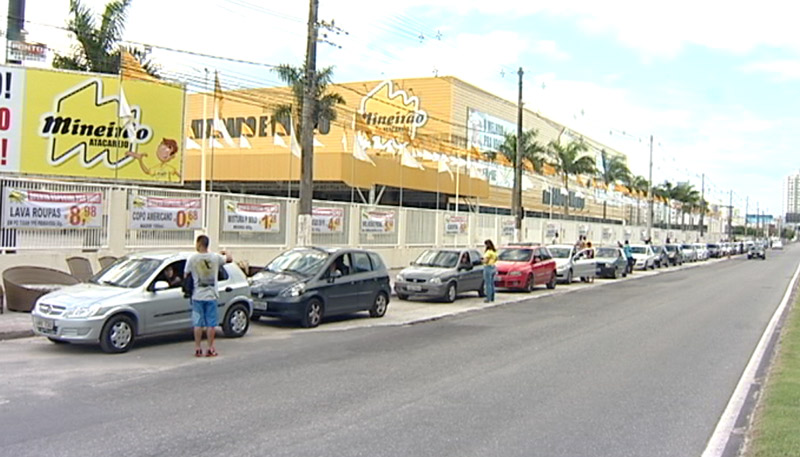 Uma extensa fila se formou na Rodovia Norte Sul na manhã deste sábado (Foto: Reprodução TV Tribuna)