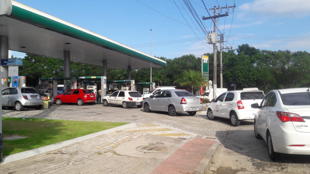 Fila em posto de gasolina em Vitória. (Foto: Weslei Radavelli)