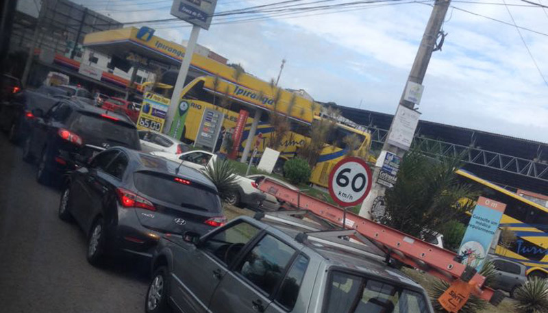 Em um dos postos da Grande Vitória, filas invadem as ruas (Foto: Kananda Natiely)