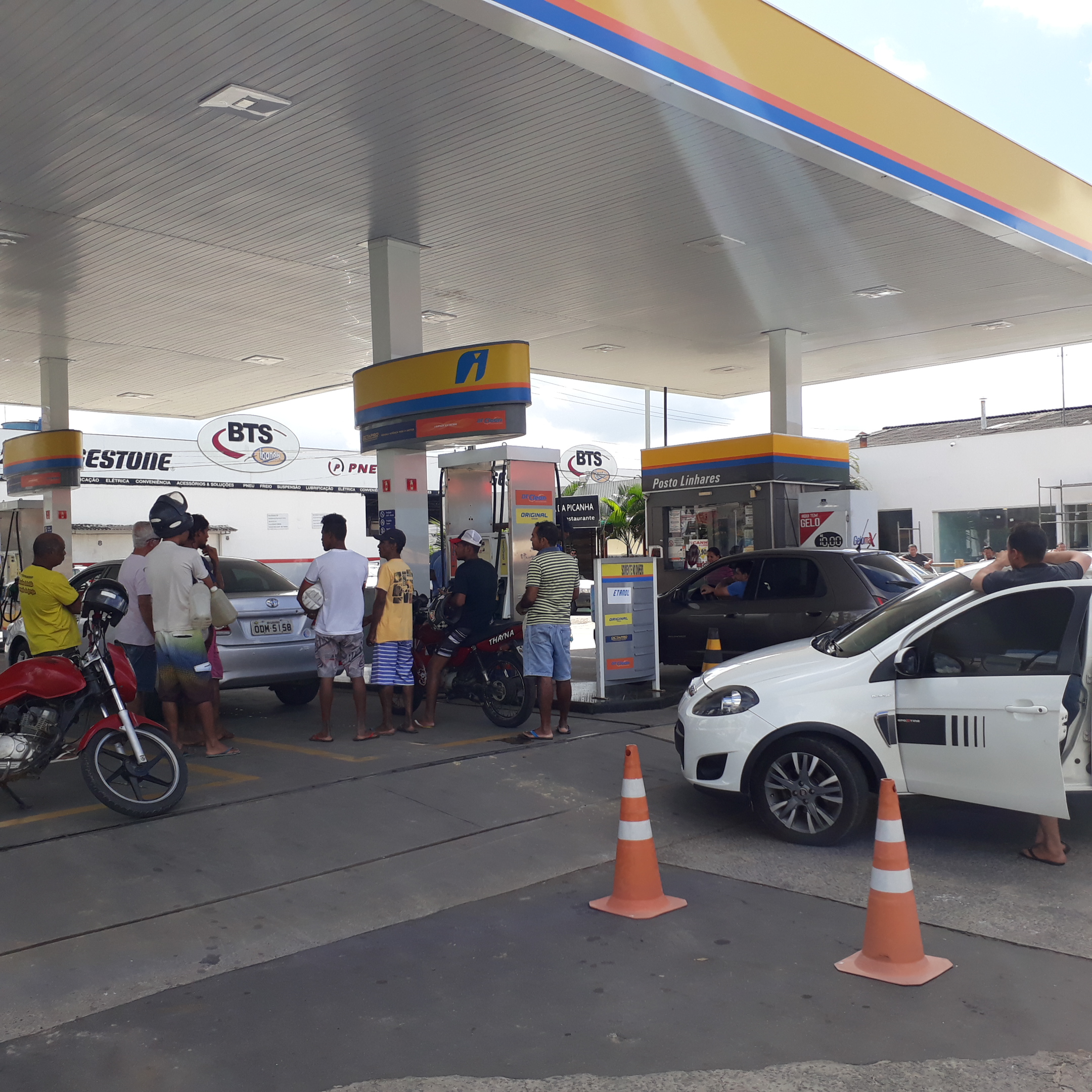 Poucas filas registradas ontem nos postos de gasolina em Linhares (Foto: Wilton Júnior )
