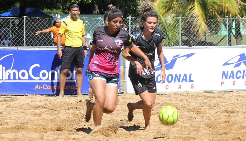 Campeonato de Beach Soccer Feminino foi decidido nos pênaltis (Foto: Peter Falcão/Pauta Livre)