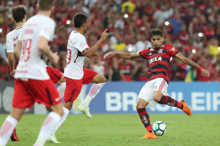 Paquetá pega o rebote e chuta para abrir o placar contra o Inter no Maracanã. (Foto: Gilvan de Souza / Flamengo)