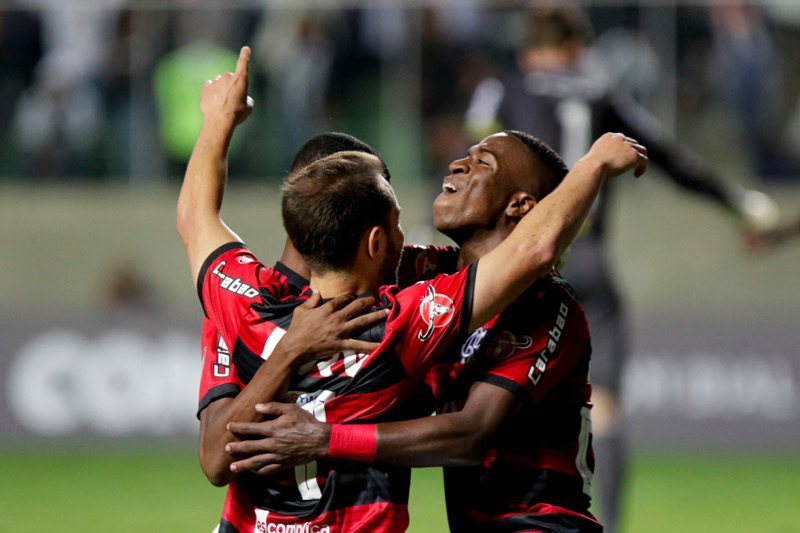 Everton Ribeiro comemora com Vinicius Júnior o gol que decidiu o jogo (Foto: Staff Images/Flamengo)