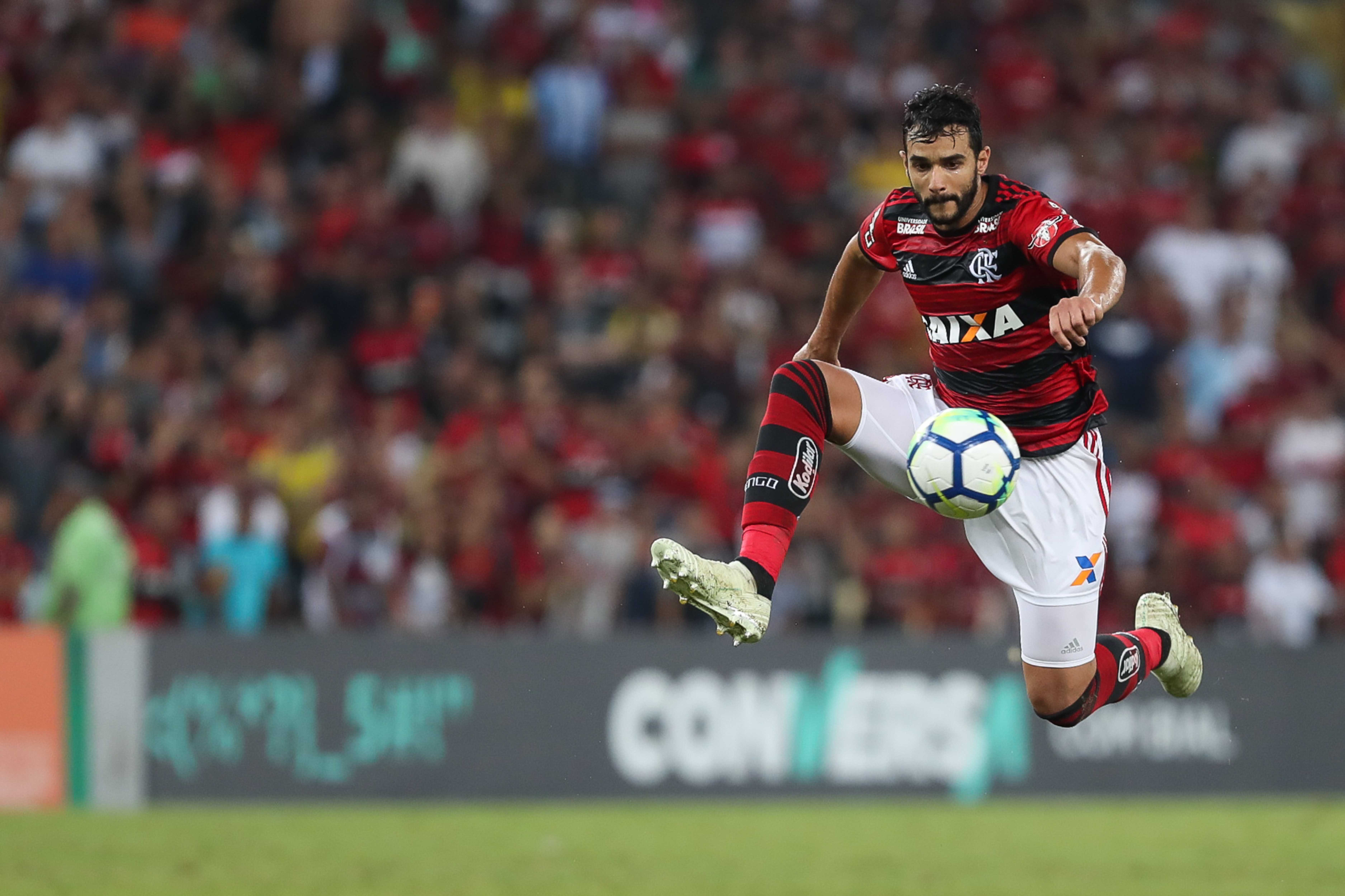 Henrique Dourado com a bola (Foto: Gilvan de Souza/Flamengo)