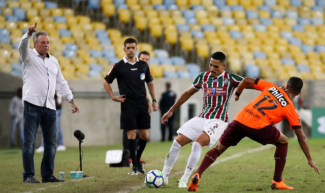 Abel orienta Gilberto (Foto: LUCAS MERÇON/FLUMINENSE)