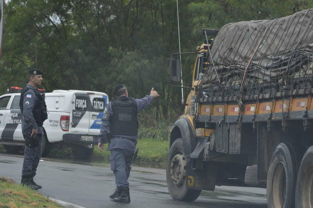 Polícia Militar aborda caminhões. (Foto: Divulgação/ PM)
