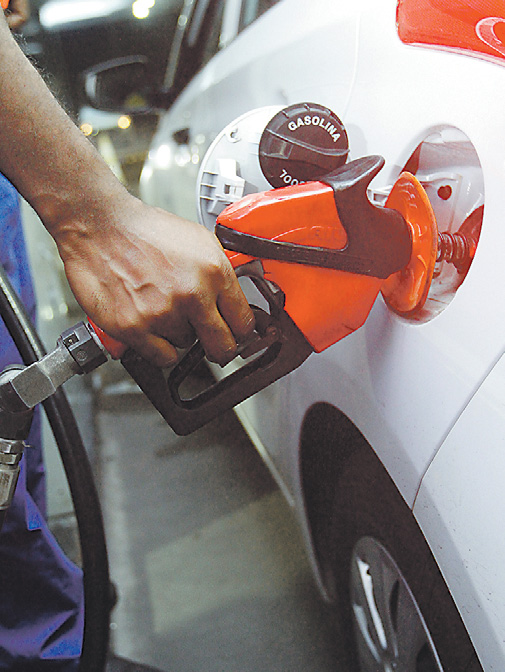 Gasolina: litro chega a R$ 4,49. (Foto: Thiago Coutinho 16/03/2017)