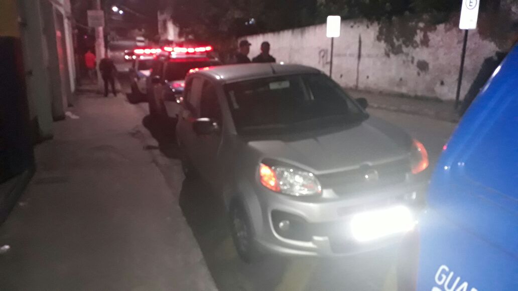 Centro do carro os guardas também encontraram o celular da vítima. Foto: Guarda Municipal de Vitória