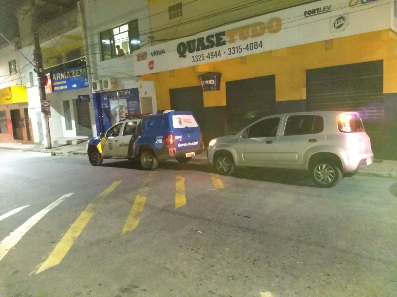 Após perseguição, o veículo foi abandonado próximo à praça central do Bairro da Penha. Foto: Guarda Municipal de Vitória