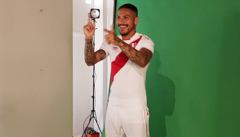 Sem saber de punição, Guerrero posou com o uniforme da Seleção Peruana (Foto: Reprodução)