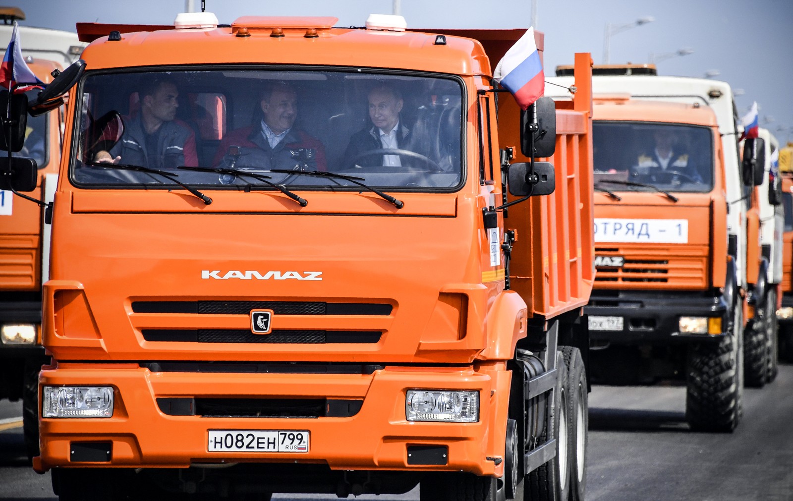 Putin atravessou a ponte dirigindo um caminhão. (Foto: Reprodução)