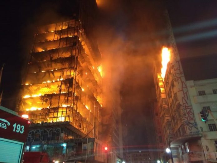 O prédio era ocupado por um movimento social de defesa ao direto a moradia. Foto: Corpo de Bombeiros de São Paulo