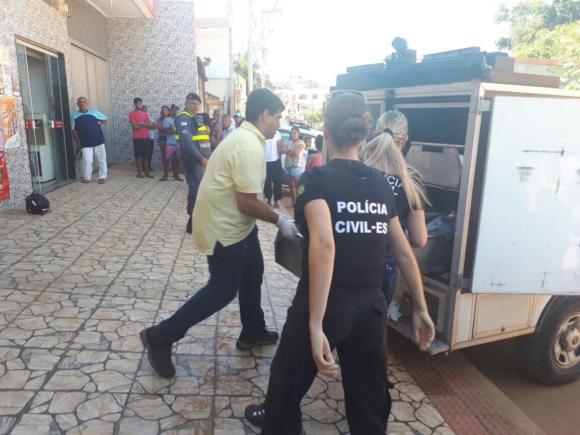 O corpo da vítima foi recolhido e encaminhado para o DML de Vitória. Foto: Vinícius Rangel
