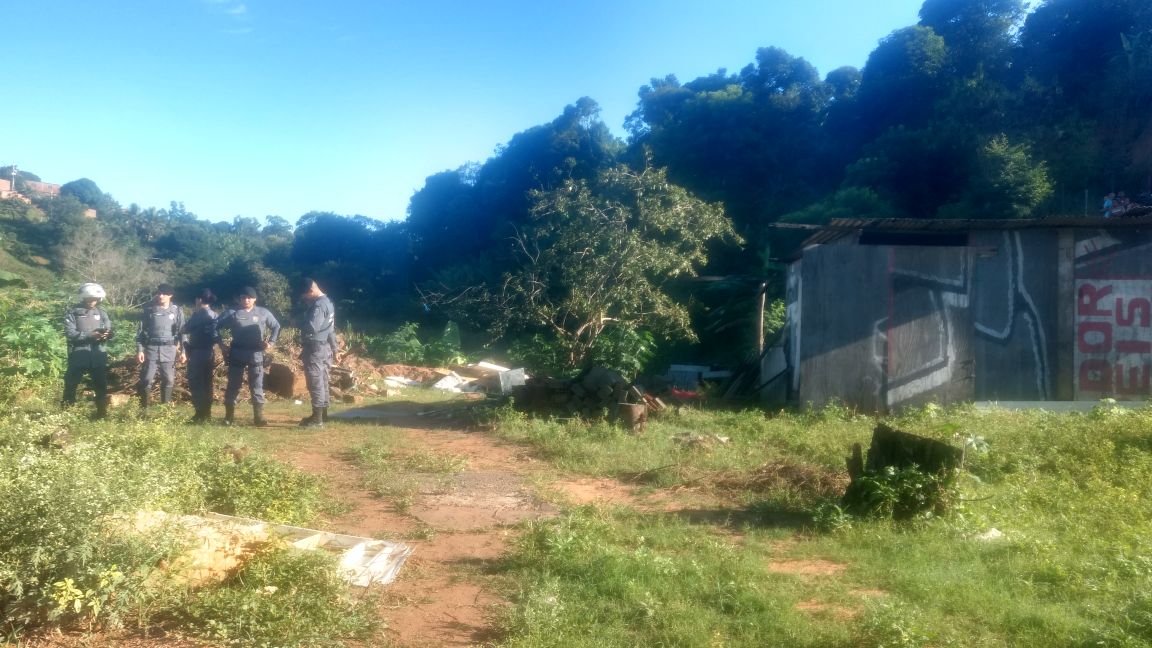 Os corpos foram encontrados em um terreno em Nova Rosa da Penha 1. A polícia esteve no local. (Foto: Simony Giuberti)