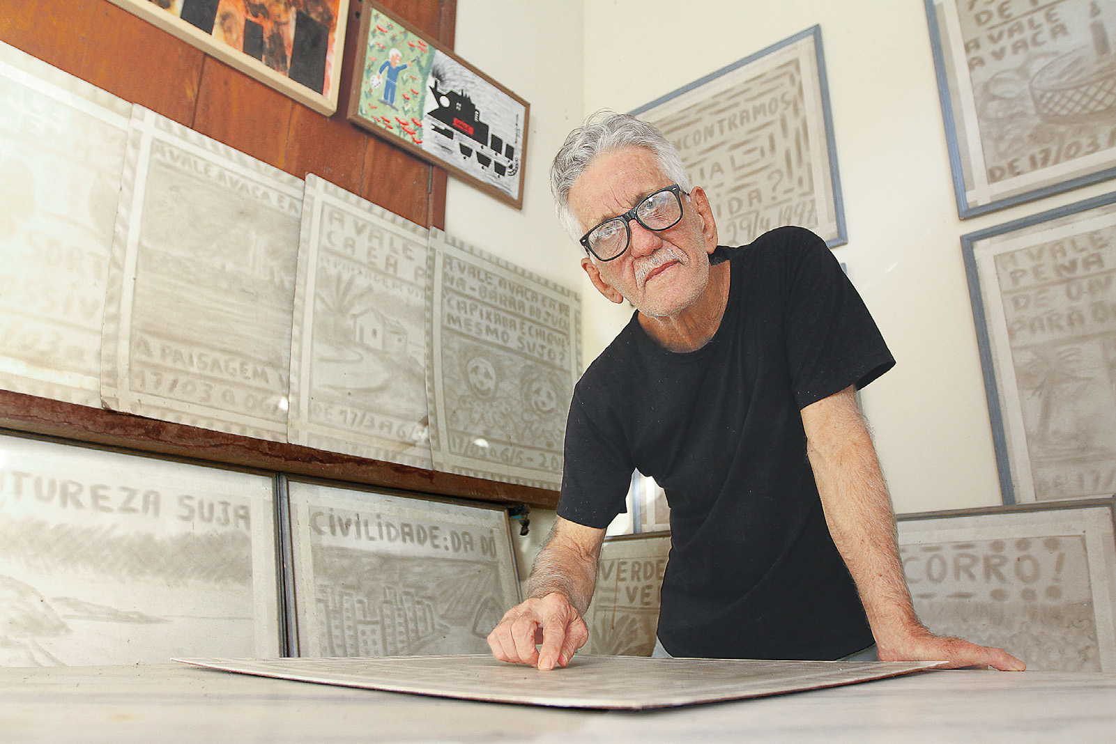 O artista plástico Kleber Galvêas cria telas, que são doadas para o Museu da Memória de Vila Velha. (Foto: Dayana Souza)