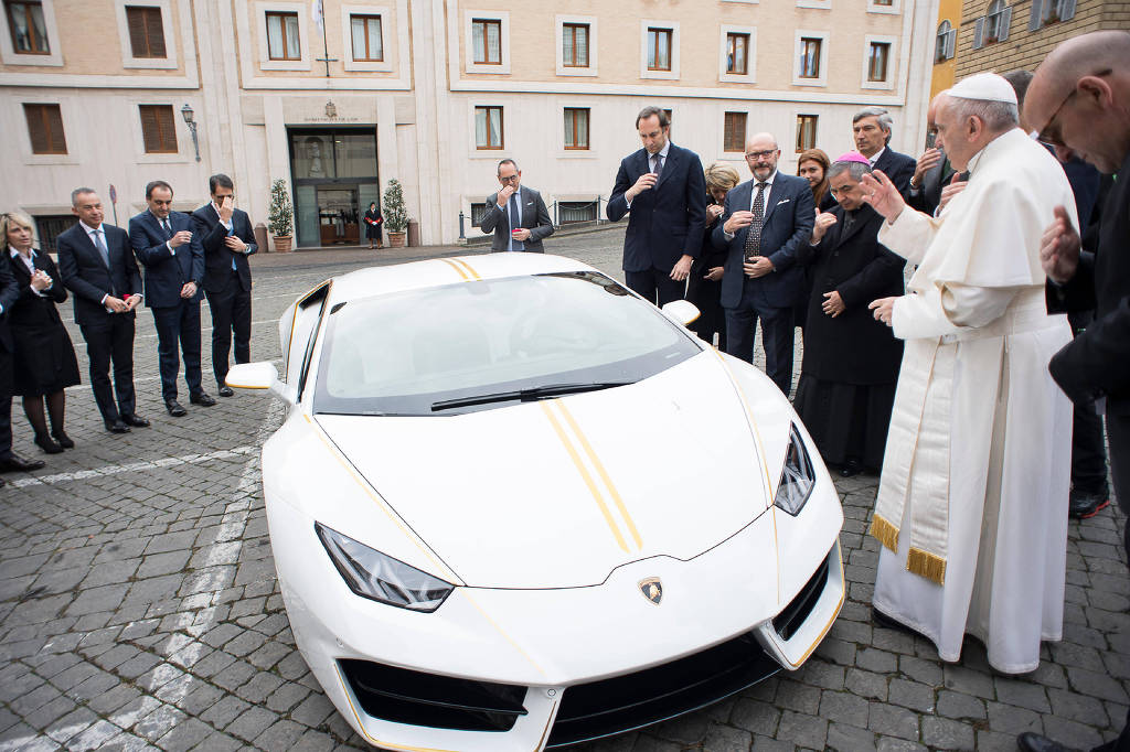 O carro, que foi benzido antes de ser entregue ao comprador, tem pintura em homenagem à bandeira do Vaticano. (Foto: Reprodução)