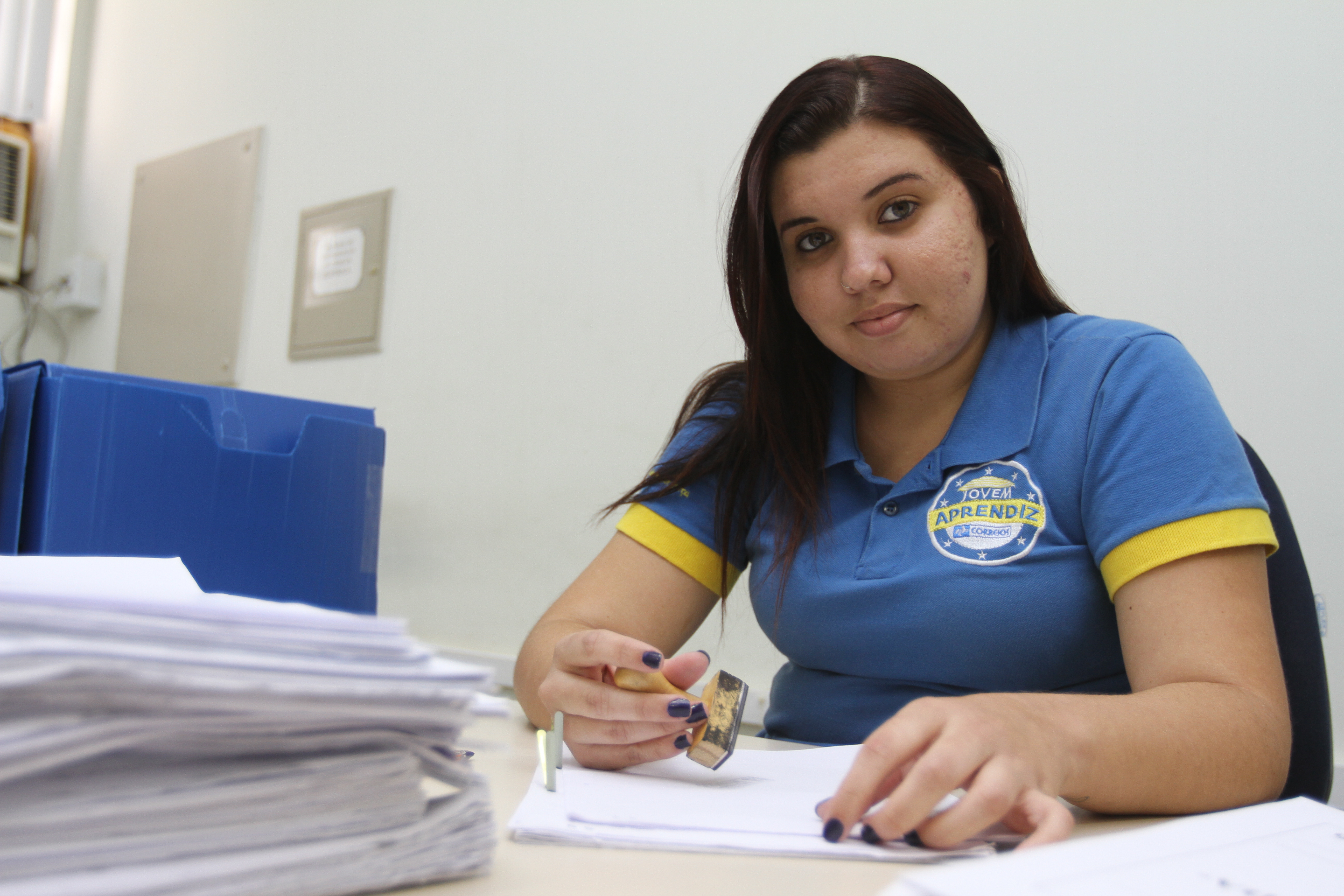 Liamara Barbosa, de 20 anos, conta que conheceu o programa Jovem Aprendiz dos Correios pelas redes sociais (Foto: Dayana Souza )