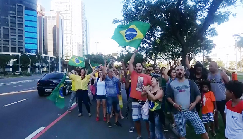 Manifestantes concentrados na Praça do Papa (Foto: Reprodução)