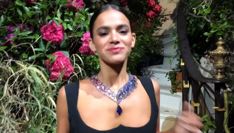 Atriz usou o colar em Cannes (Foto: Reprodução/Youtube)