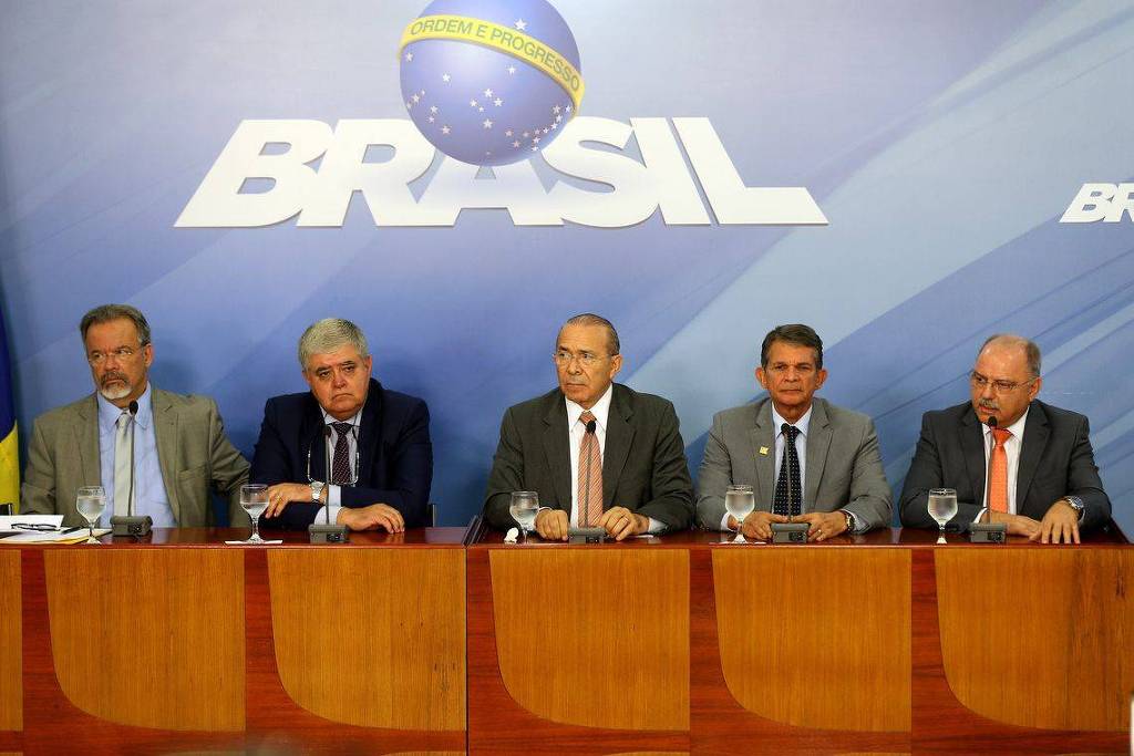 Ministros da Segurança Pública, Raul Jungmann, da Secretaria de Governo, Carlos Marun, da Casa Civil, Eliseu Padilha, da Defesa, Joaquim Silva e Luna, e do Gabinete de Segurança Institucional, Sérgio Etchegoyen, durante entrevista coletiva nesta sexta-feira (25) (Foto: Wilson Dias/Agência Brasil)