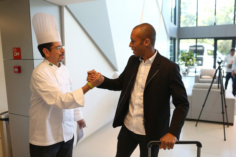 Miranda se apresenta em Teresópolis e cumprimenta o chef da delegação (Foto: Lucas Figueiredo / CBF)