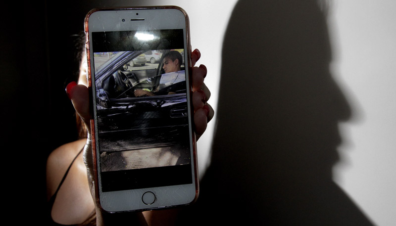 Ação foi gravada por celular de mulher que passava pelo local e registrou Boletim de Ocorrência (Foto: Beto Morais/AT)