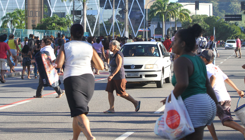 População chegou a correr para a Praça do Papa, após mais uma notícia falsa (Foto: Dayana Souza/AT)