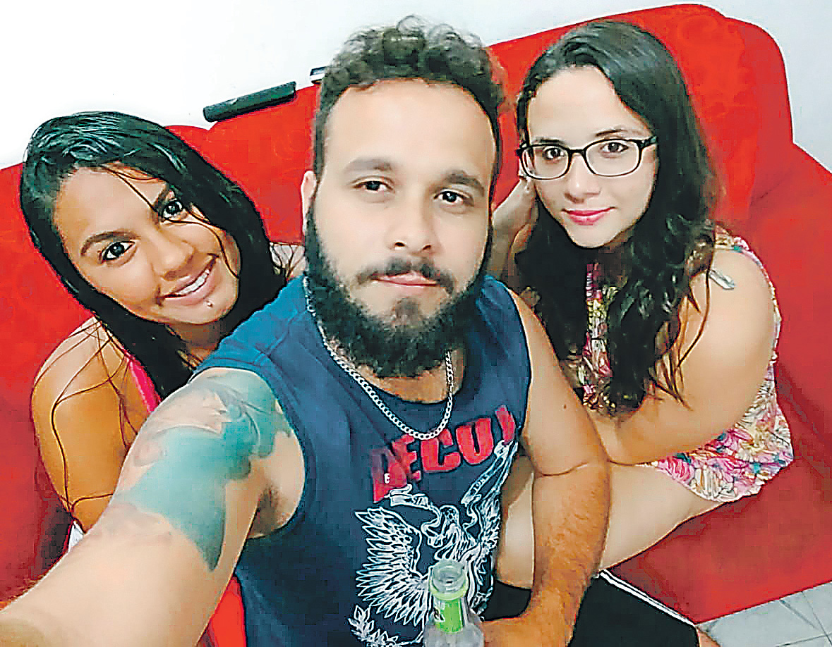 Leandro, Yasmin e Thais formam um
