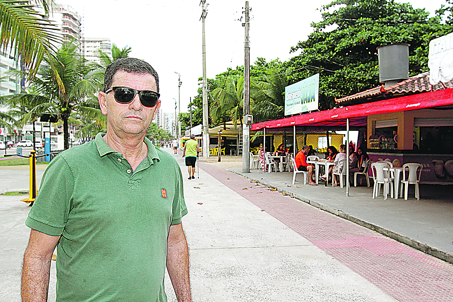 O quiosqueiro Erói Dias trabalha na orla há 30 anos: “Ficaremos sem nossa renda familiar. É desesperador” (Foto: Beto Morais)
