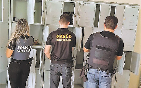 Policiais fazem revista nos armários dos agentes penitenciários. (Foto: Divulgação)