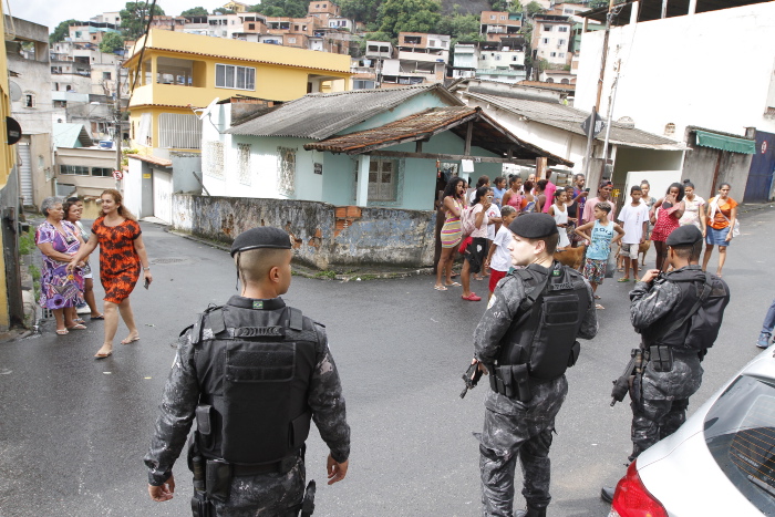 Uma bebê de sete meses de idade ficou ferida após uma operação policial no bairro Bonfim, em Vitória (Foto: Rodrigo Gavini )